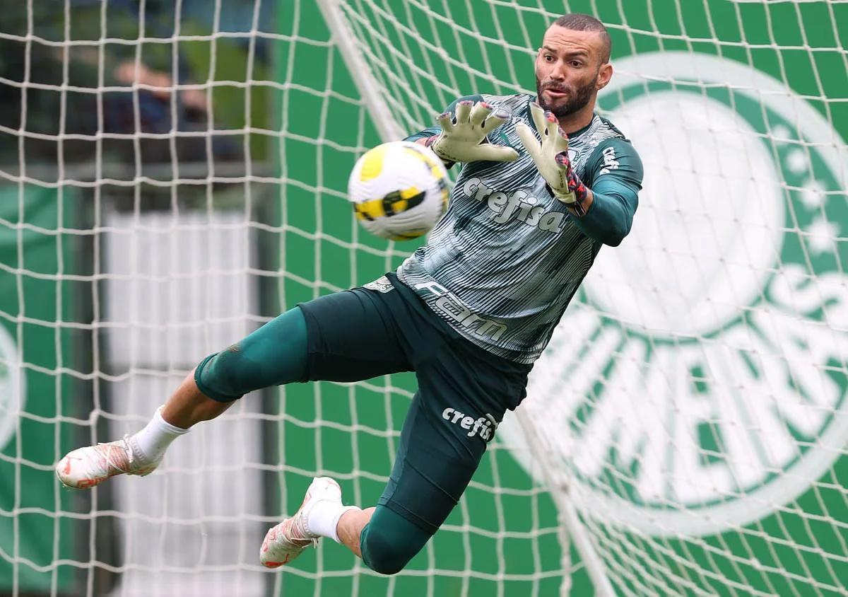 Weverton fazendo uma defesa