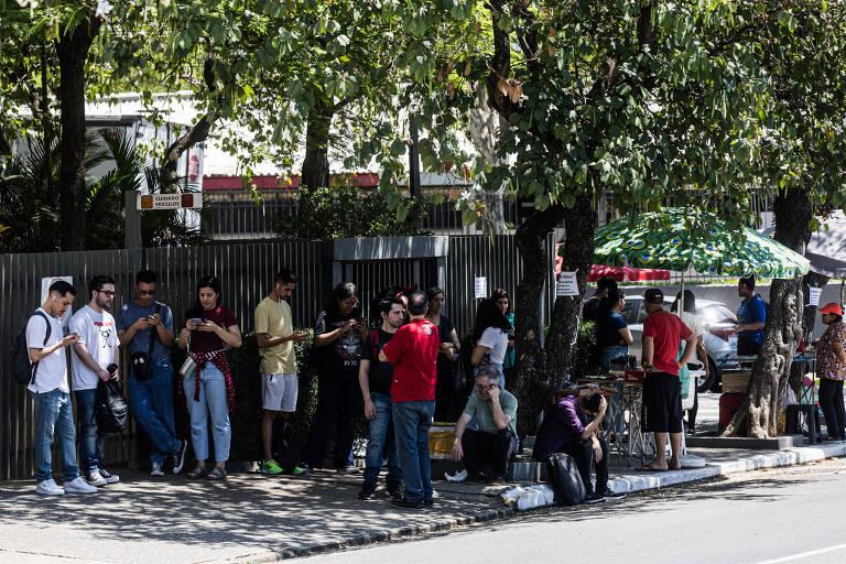 Concorrentes formam filas para Concurso Nacional Unificado.
