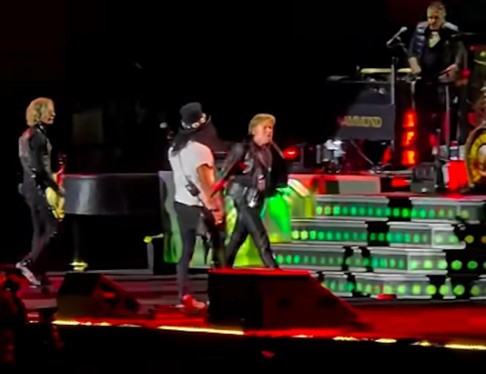 Axl Rose deixando o palco em show do Guns N' Roses na Argentina