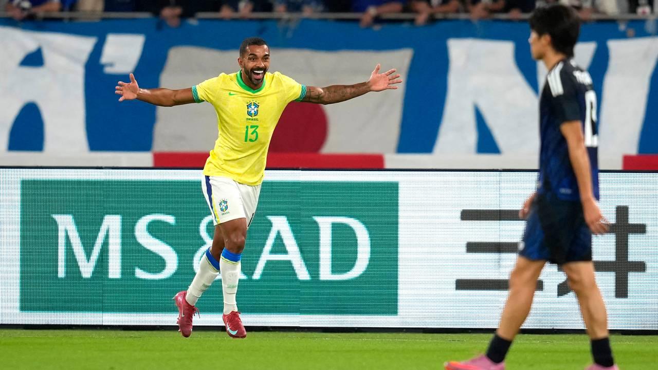 Paulo Henrique celebra gol contra o Japão