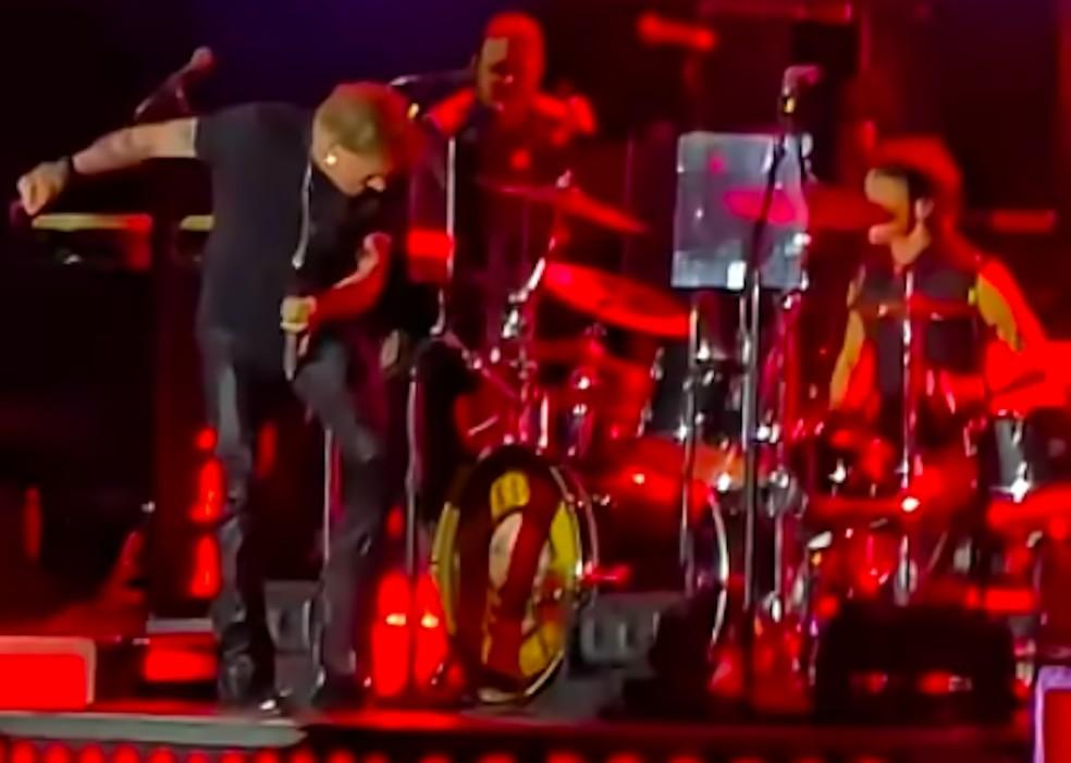 Axl Rose chutando a bateria em show do Guns N' Roses na Argentina