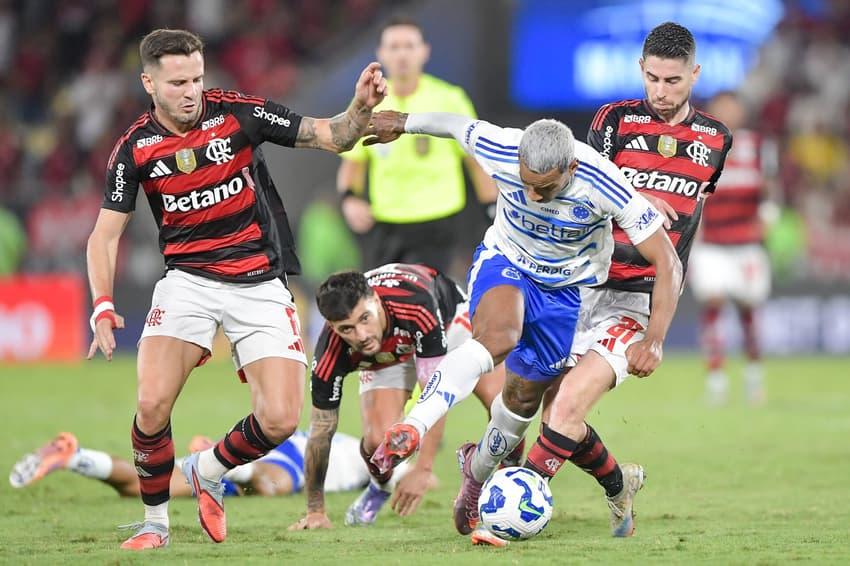 Jogadores disputam a bola em Flamengo x Cruzeiro