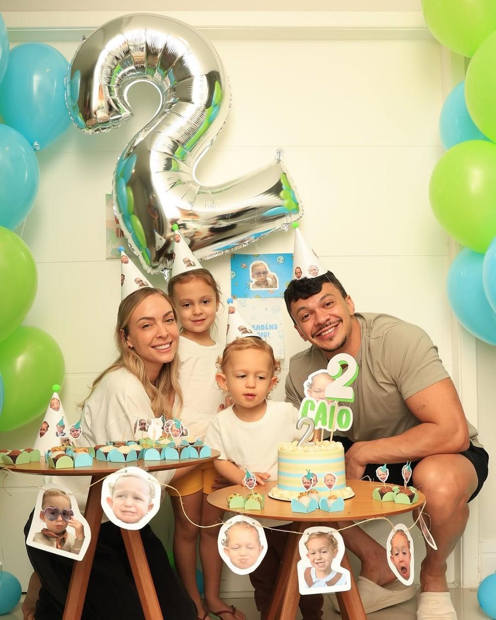 Julio Cocielo anuncia término com Tata Estaniecki