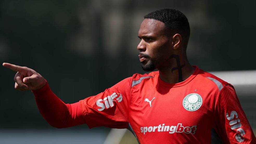 Goleiro Carlos Miguel em treino do Palmeiras na Academia de Futebol