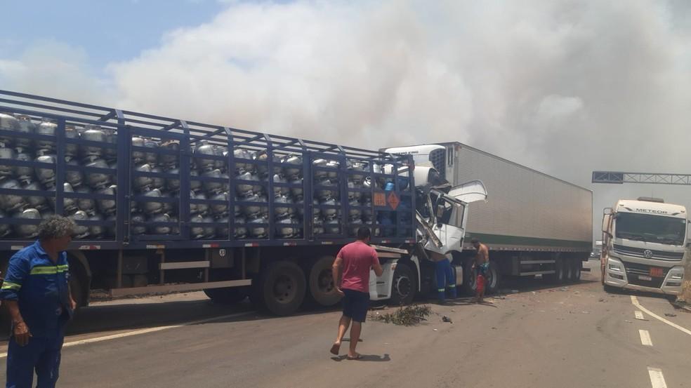 Acidente com vários veículos de carga e de passeio acontece na BR-135, em Bacabeira; há vítimas entre ferragens