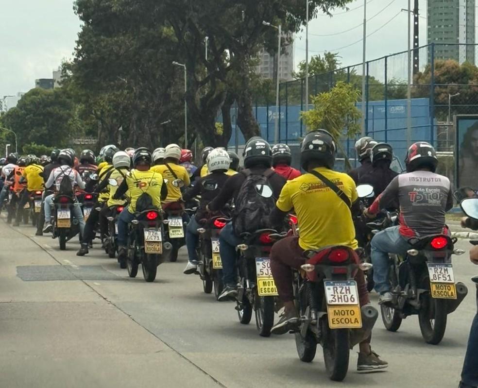 Donos e instrutores de autoescolas fazem carreata em protesto contra novas regras para obtenção da CNH