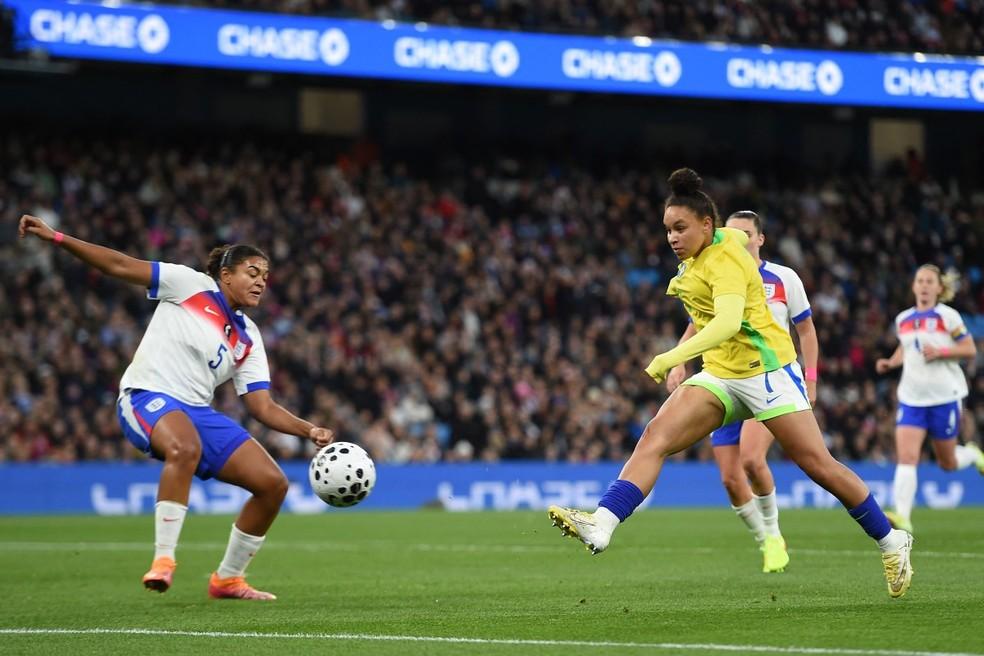 Dudinha chuta para marcar o segundo gol do Brasil na vitória sobre a Inglaterra