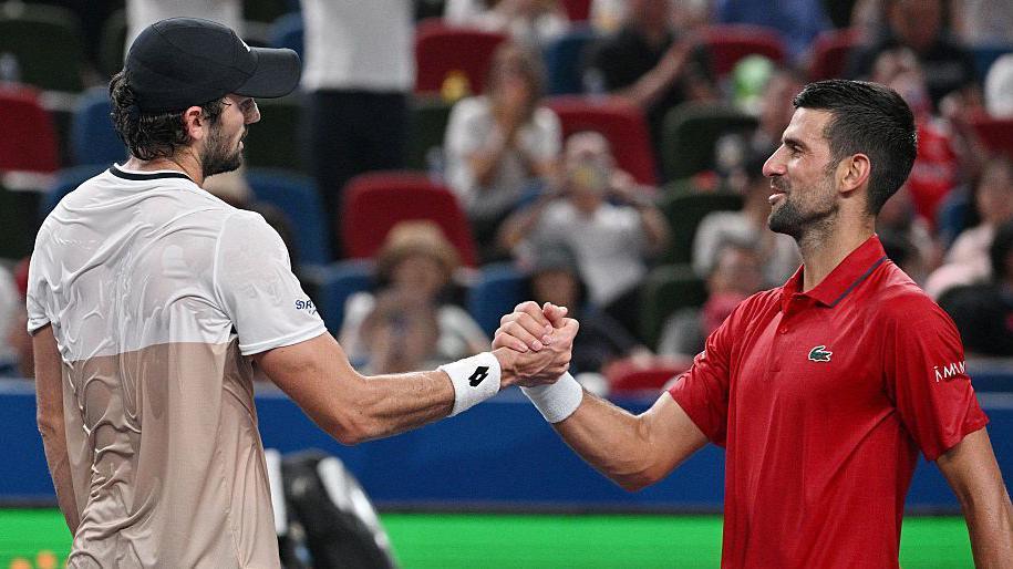Valentin Vacherot cumprimenta Novak Djokovic