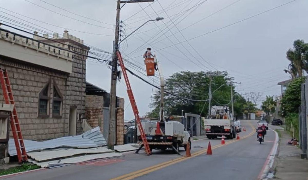 Corte de energia em SC após alerta laranja para ventos