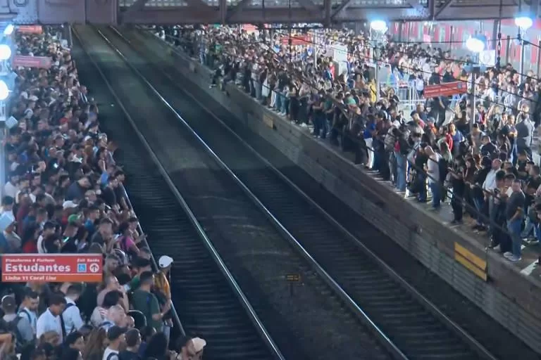 Falha em Trem da Linha 11-Coral Gera Caos em Estações de São Paulo