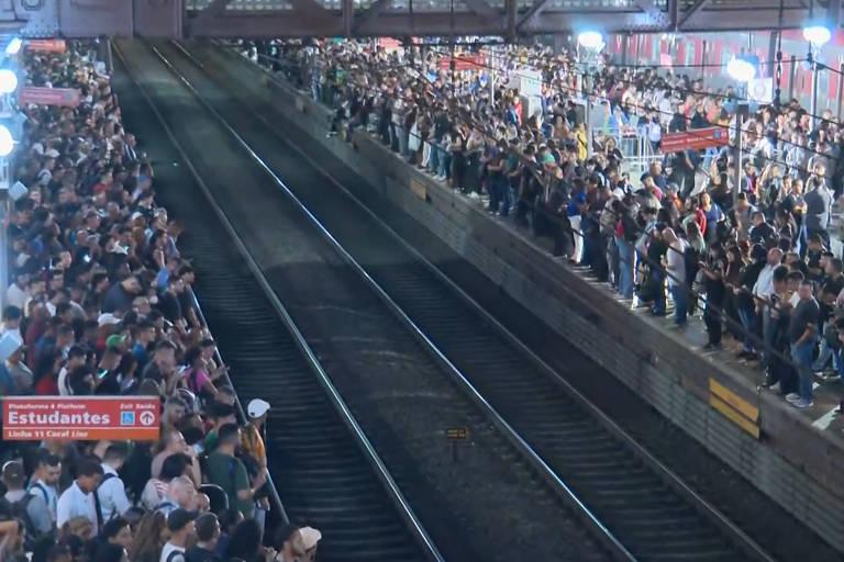 Falha em Trem da Linha 11-Coral Gera Caos em Estações de São Paulo