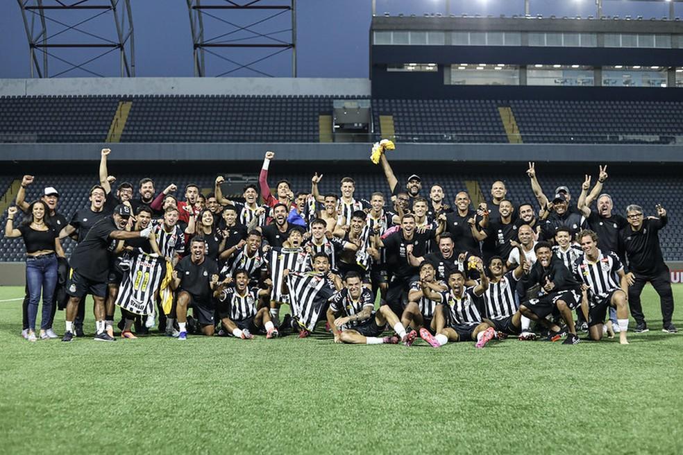 Elenco do time sub-20 do Santos comemora vaga na final do Campeonato Paulista