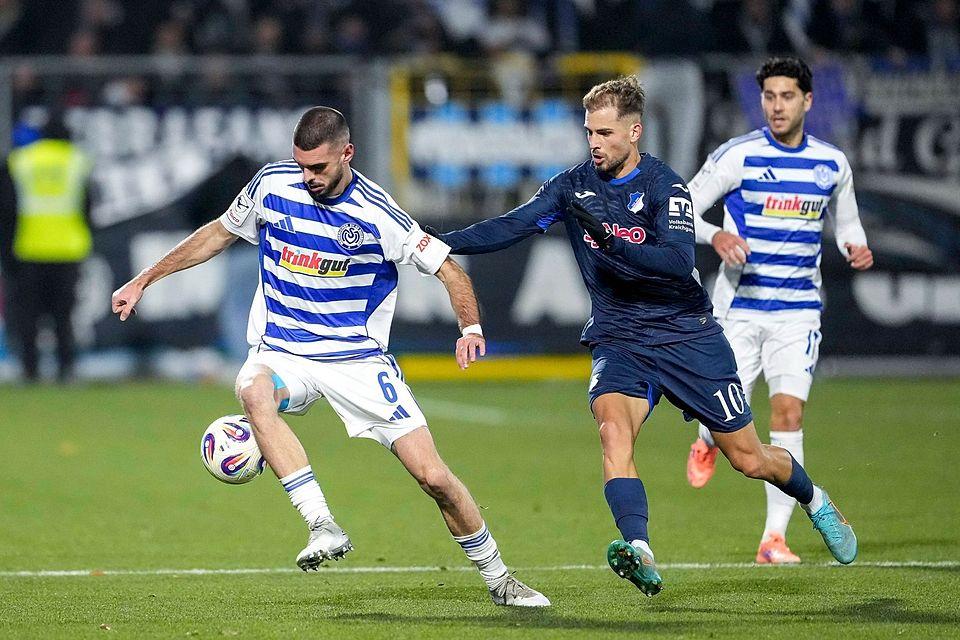 Rasim Bulic em duelo contra jogador do Hoffenheim II.
