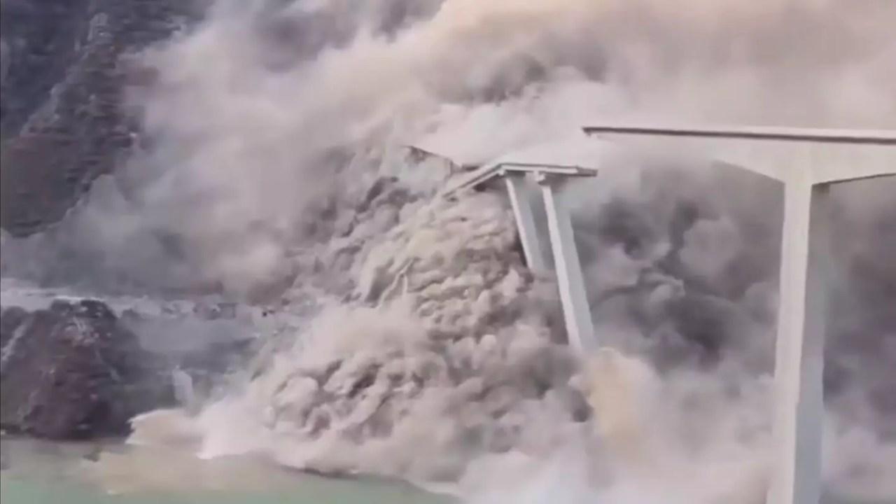 Frame do vídeo que mostra a ponte Hongqi, na China, desabando.