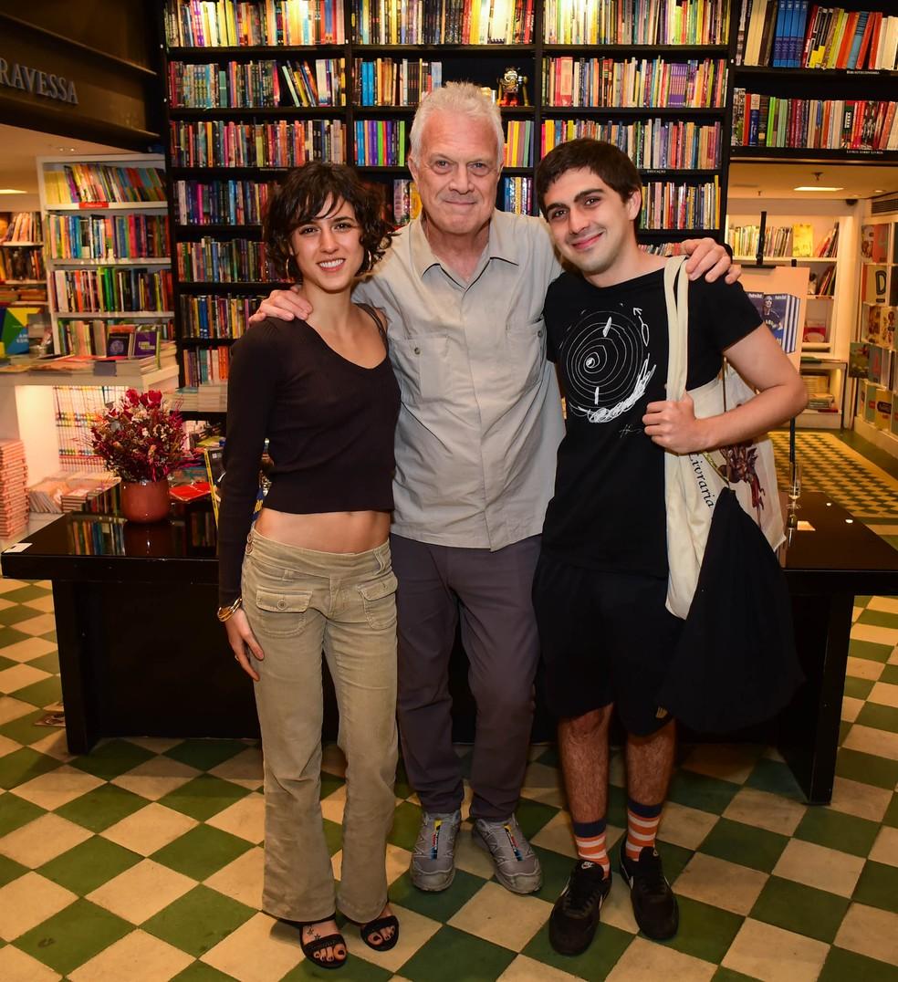 Pedro Bial com o filho José Bial e a nora Flora Camolese