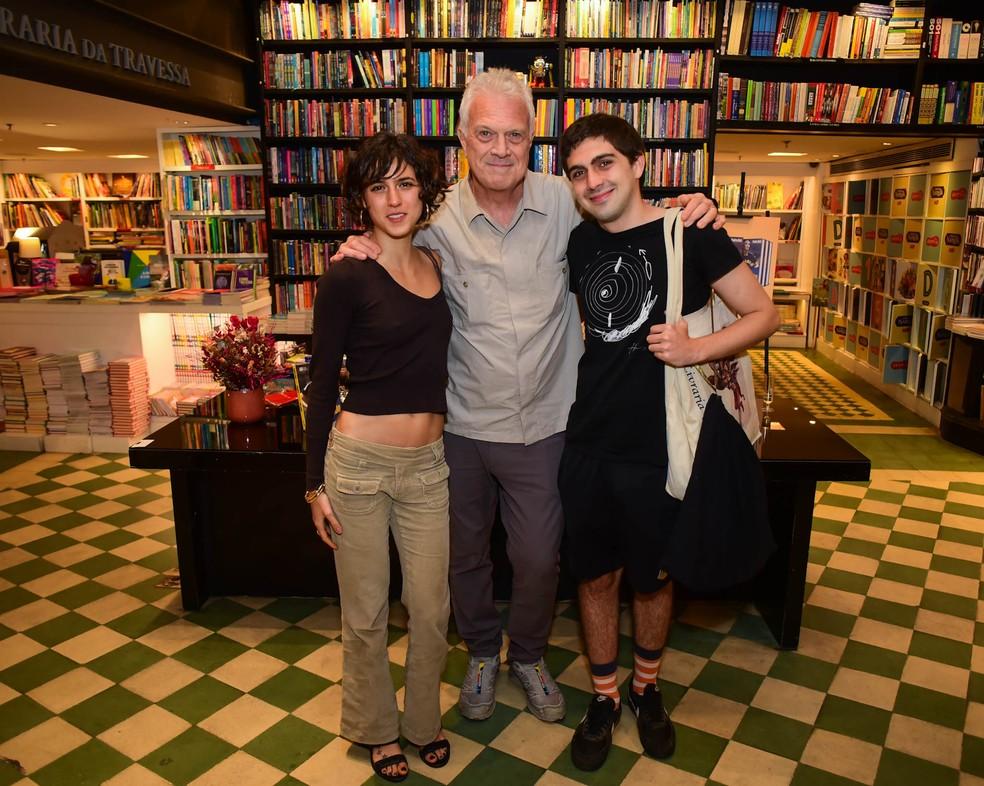 Pedro Bial com o filho José Bial e a nora Flora Camolese