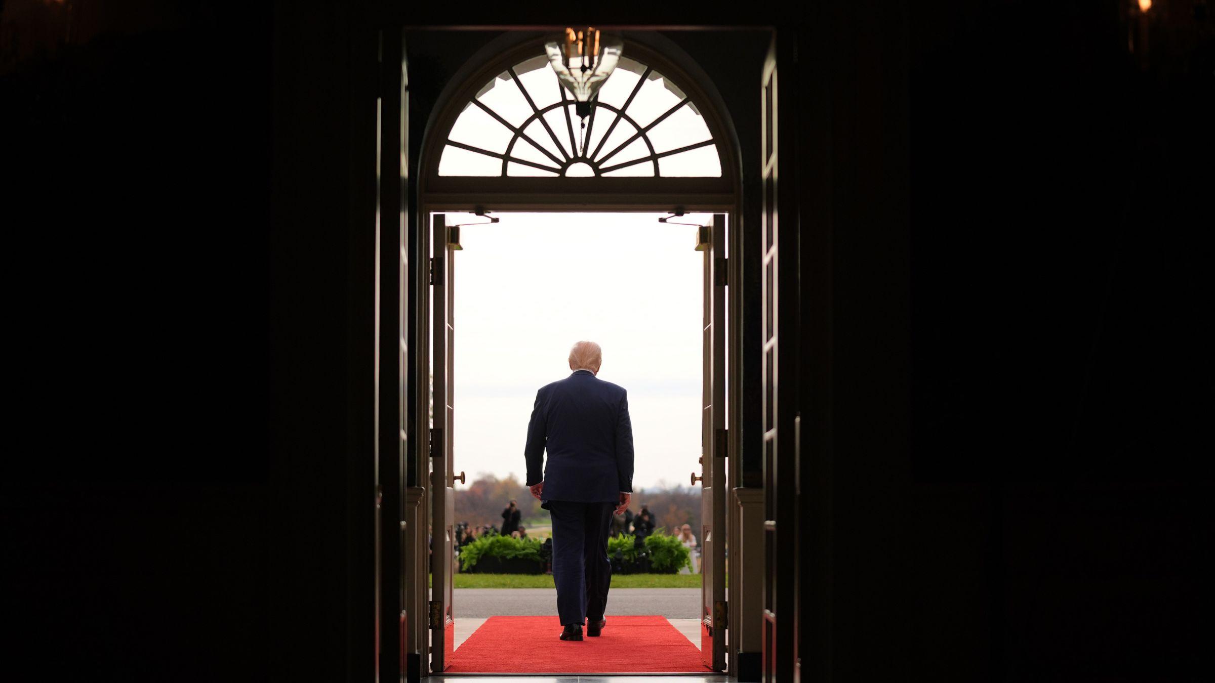 Donald Trump espera para receber o Príncipe Herdeiro da Arábia Saudita, Mohammed bin Salman, na Casa Branca.