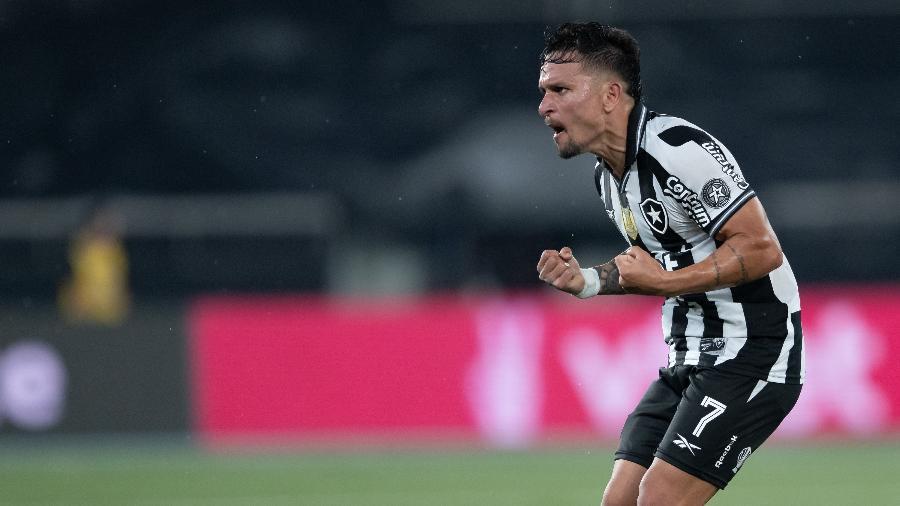 Artur jogador do Botafogo comemora seu gol durante partida contra o Sport