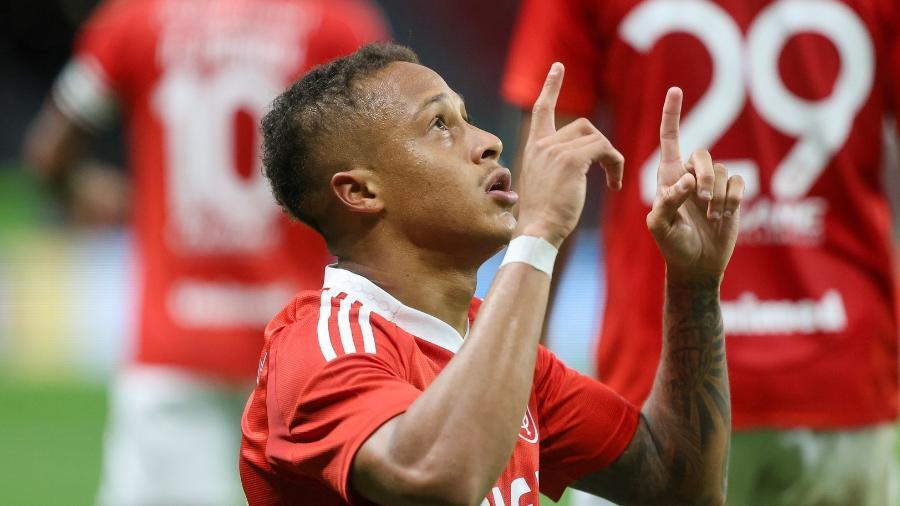Vitinho comemora gol em Internacional x Bahia, pelo Brasileirão