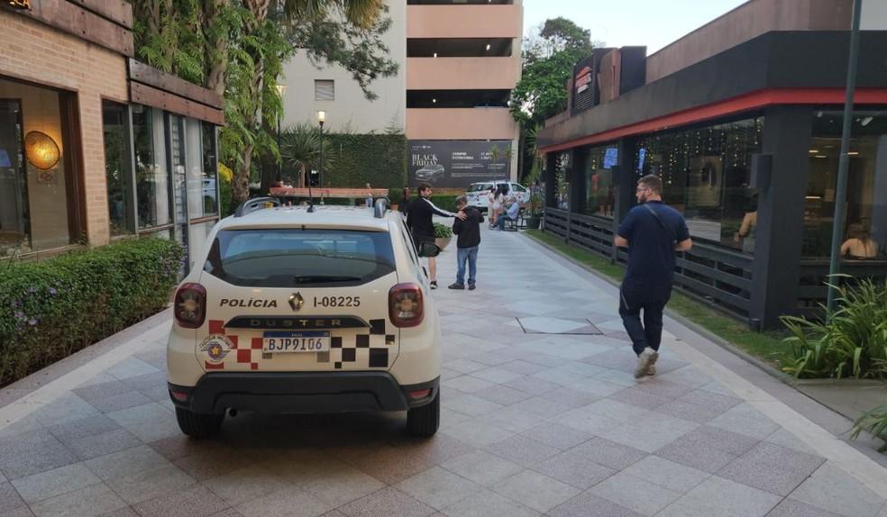 Viatura da PM após roubo a joalheria