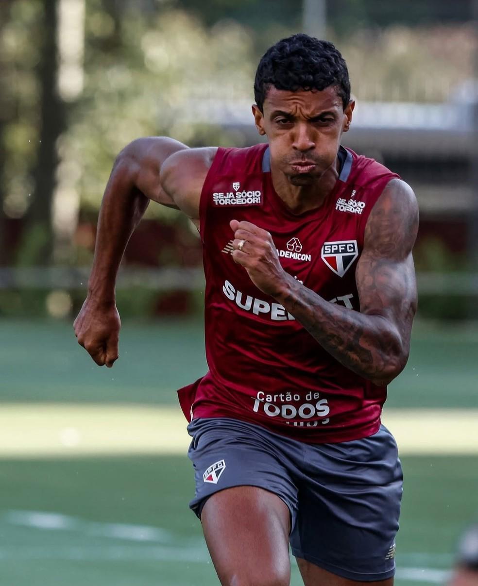 Luiz Gustavo em treino no São Paulo