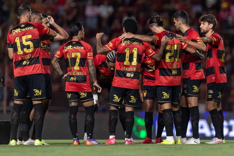 Time do Sport em jogo contra o Mirassol