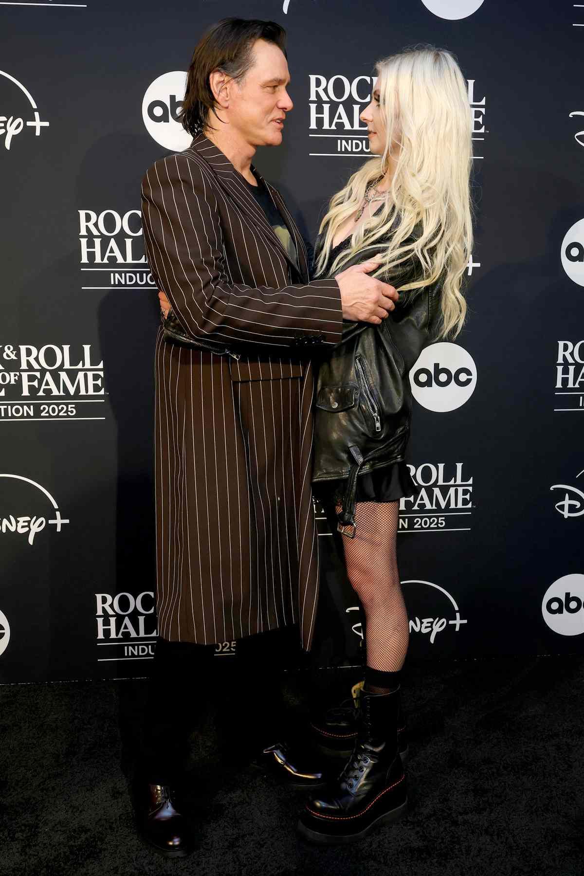 Momsen e Carrey em abraço caloroso