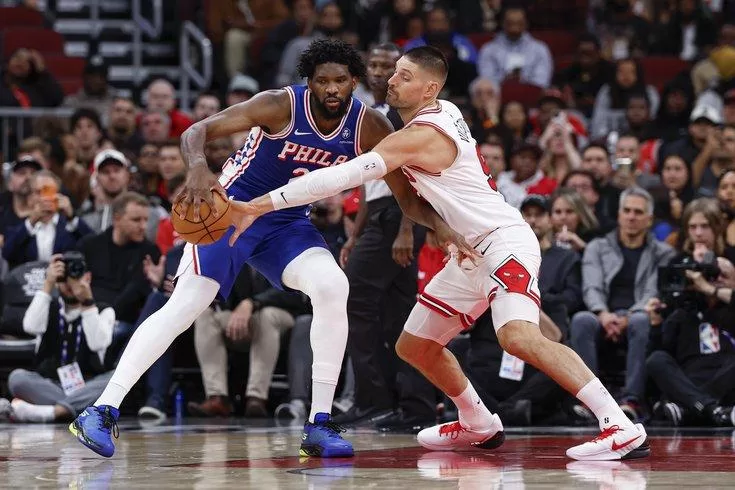 Joel Embiid fora do jogo dos Sixers contra os Bucks; Paul George retorna