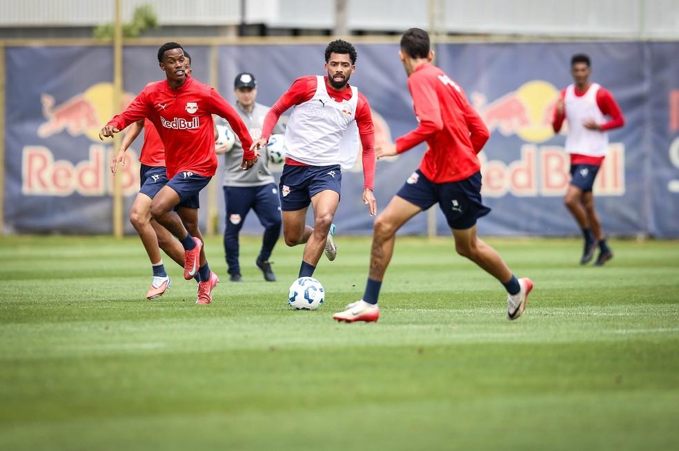 Volante Matheus Fernandes em treino do Bragantino