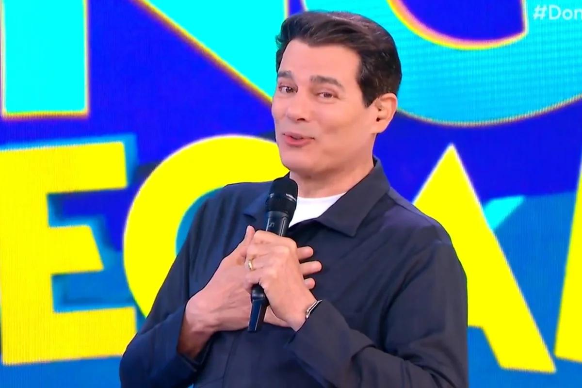 Celso Portiolli no palco do Domingo Legal