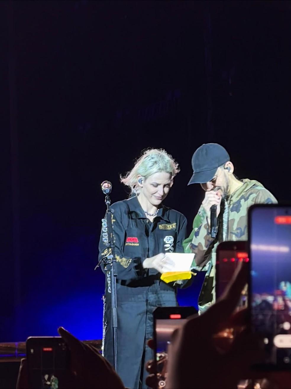 Emily e Mike anunciaram o sexo do bebê de Patricia no meio do show