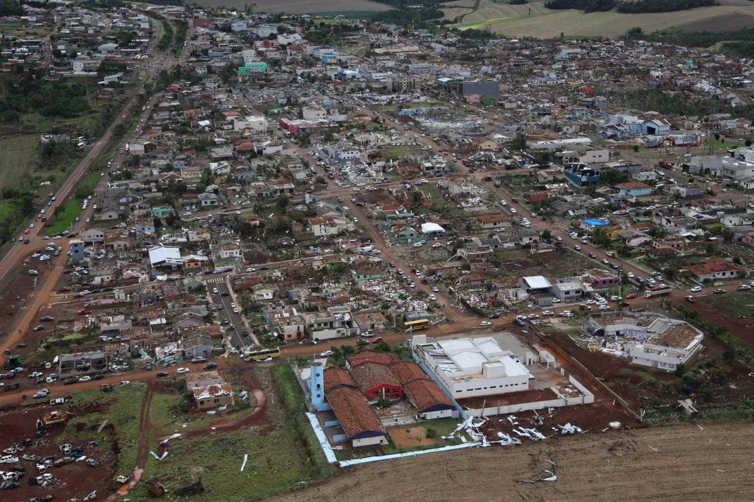 Engenheiros atuando na reconstrução de casas em Rio Bonito do Iguaçu