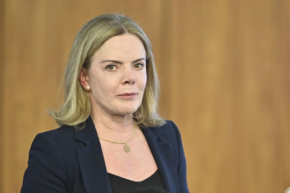 Gleisi Hoffmann durante cerimônia com Lula
