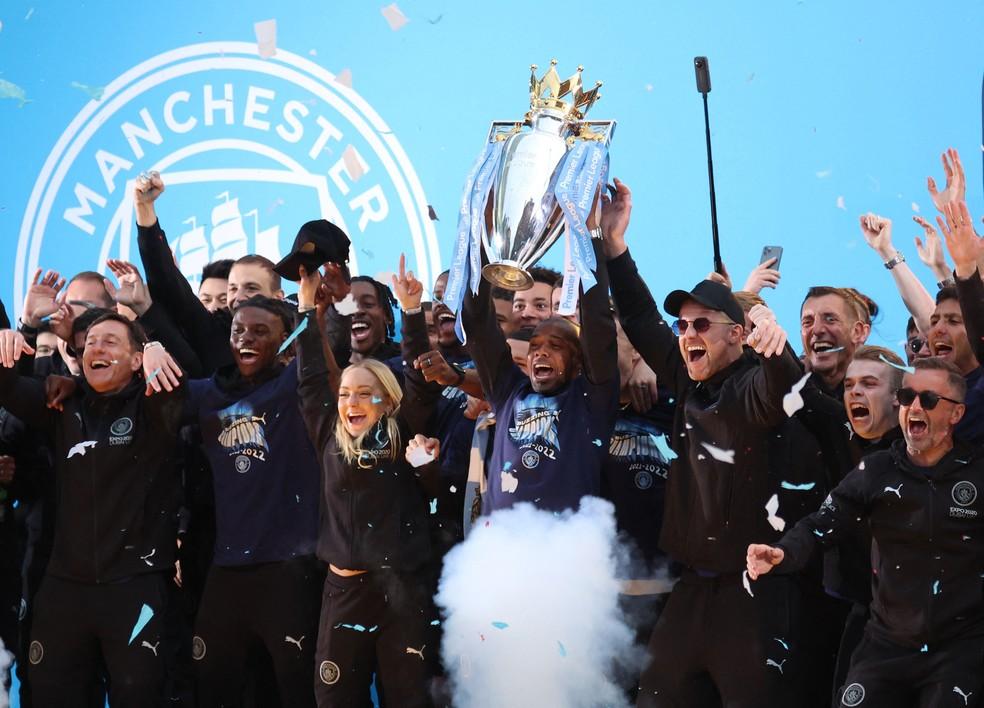 Capitão Fernandinho ergue a taça da Premier League