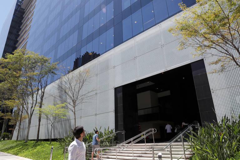 Fachada de prédio comercial moderno do BTG Pactual em São Paulo