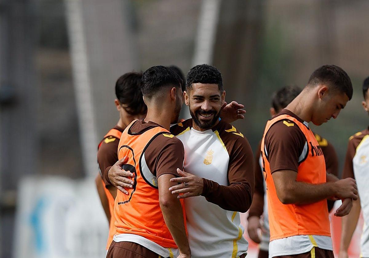 Gesto cariñoso de Álex Suárez durante o treino