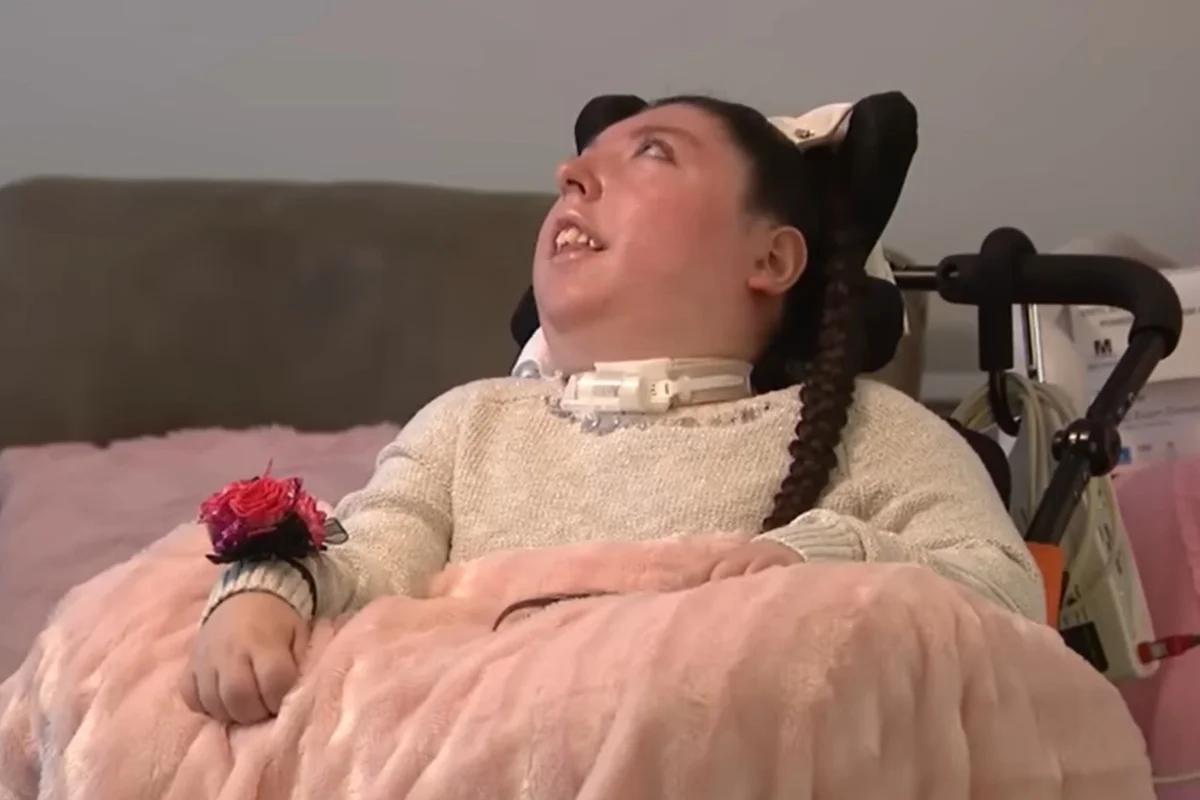 menina com doença rara em cadeira de rodas