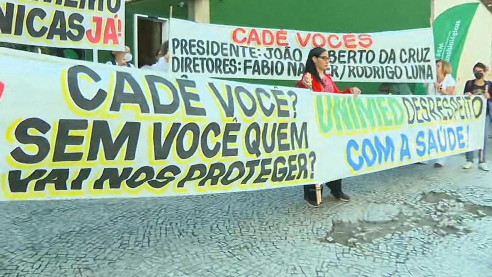 Pacientes oncológicos protestam em frente ao Espaço Cuidar Bem, da Unimed Ferj, em Botafogo