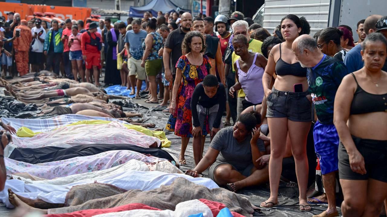 Corpos foram levados a uma praça no Rio, um dia após megaoperação da polícia - 29/10/2025.
