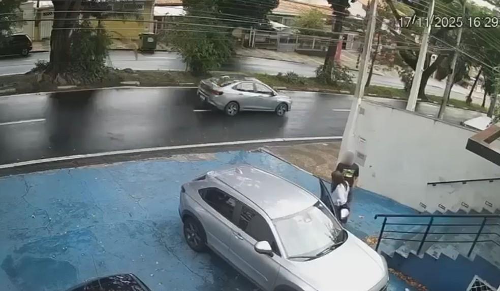 Imagem de câmera de segurança registrou o momento do sequestro na creche canina