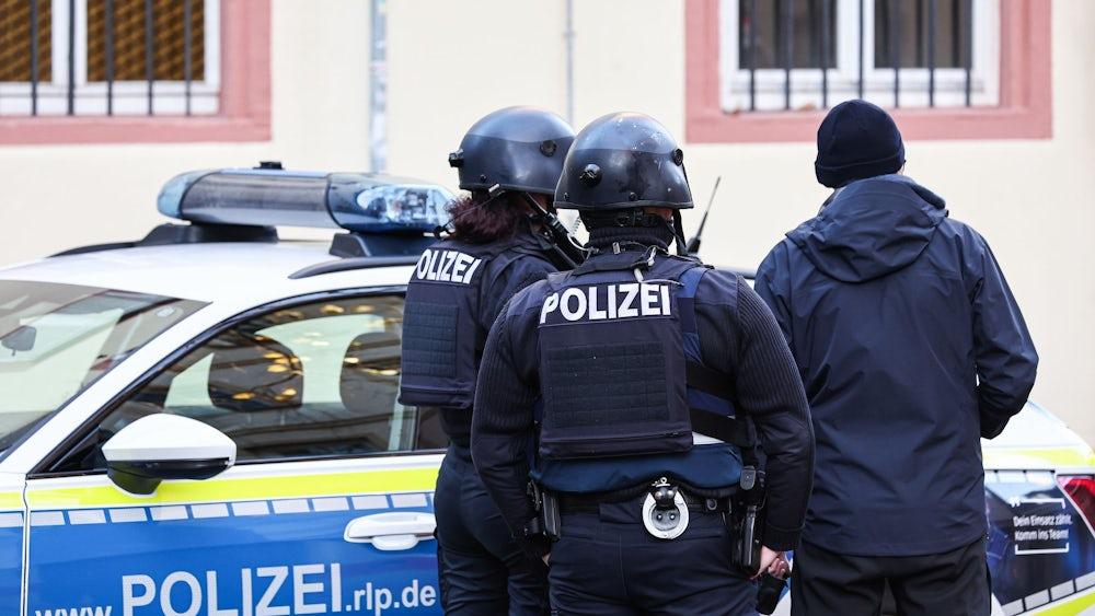 Policiais bloqueiam o acesso à escola durante o amokalarm.
