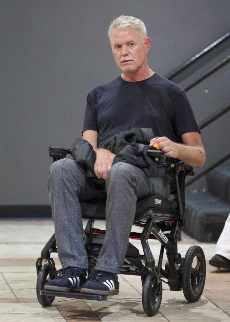 Eric Dane é visto de cadeira de rodas após diagnóstico de ELA