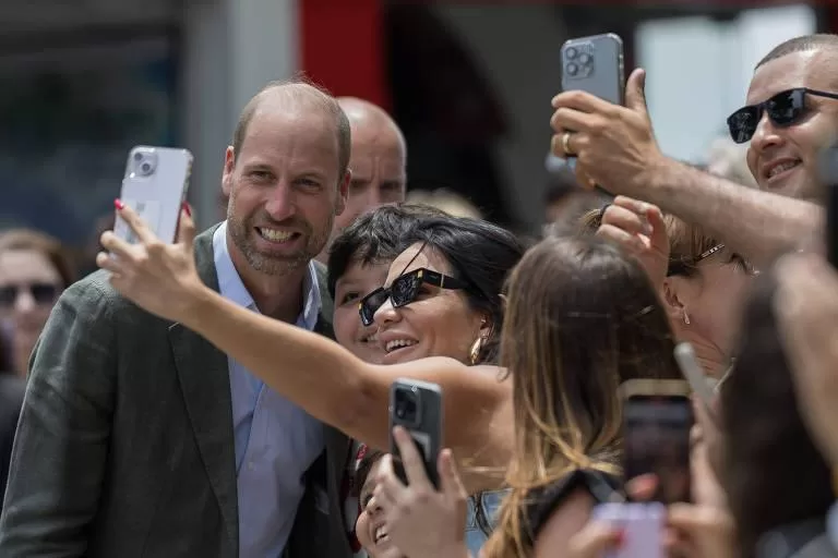 Príncipe William Recebe Chaves do Rio em Visita Histórica