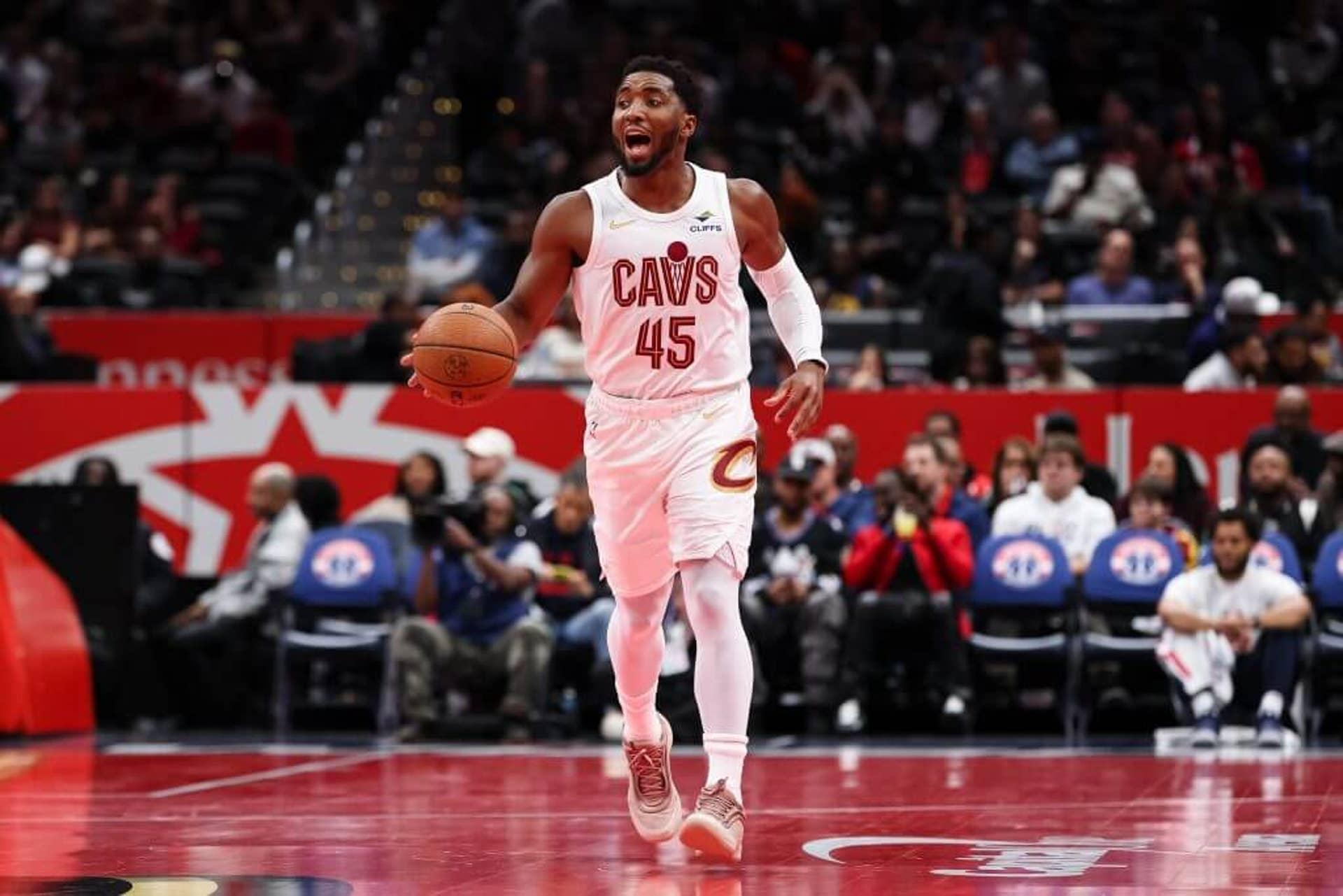 Donovan Mitchell em um uniforme branco do Cleveland Cavaliers driblando a bola