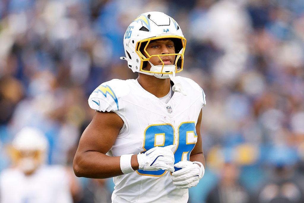 Oronde Gadsden II dos Los Angeles Chargers observa jogo