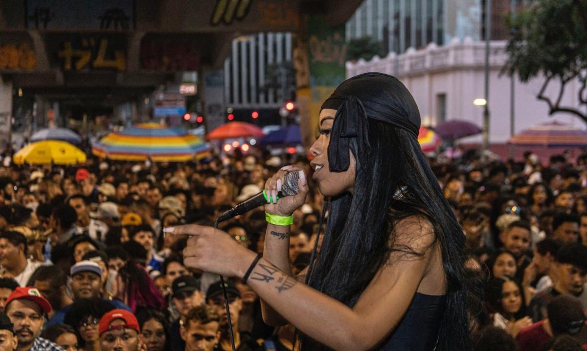 Rapper Colombiana cantando no palco do Duelo de MCs