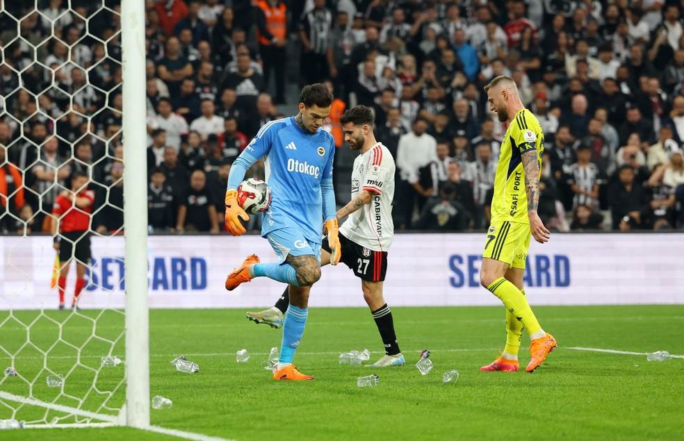 Ederson é atingido por copos no jogo entre Besiktas x Fenerbahçe