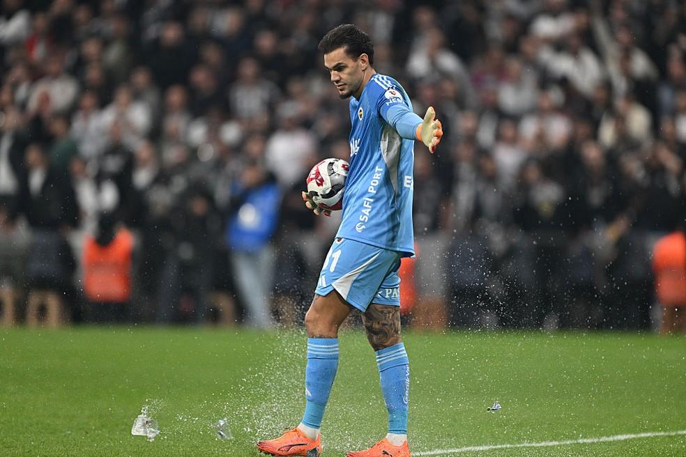 Ederson é atingido por copos em partida do Fenerbahçe