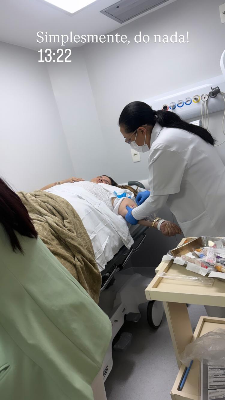 Israel Reis, marido de Thais Carla, mostrou a influenciadora sendo atendida após desmaio.