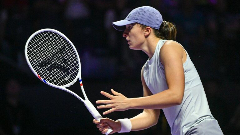 Iga Świątek brilha no WTA Finals com vitória sobre Madison Keys e desafios à vista